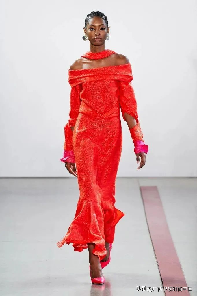 快过年了还是穿红色喜庆点,快过年了买件红色的衣服