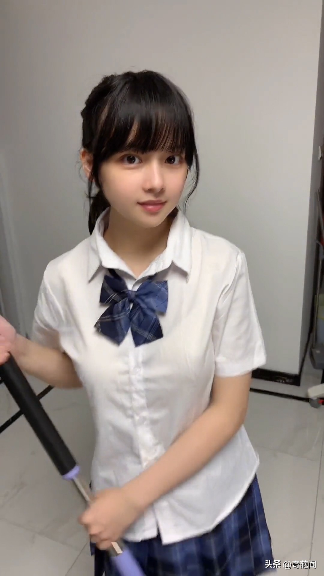 男子带30岁妻子拍艺术照,带妻子拍艺术照被告未成年