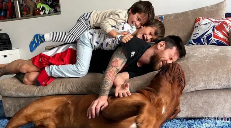 梅西和他的老婆赛后坐领奖台,梅西夺冠和妻子拥抱