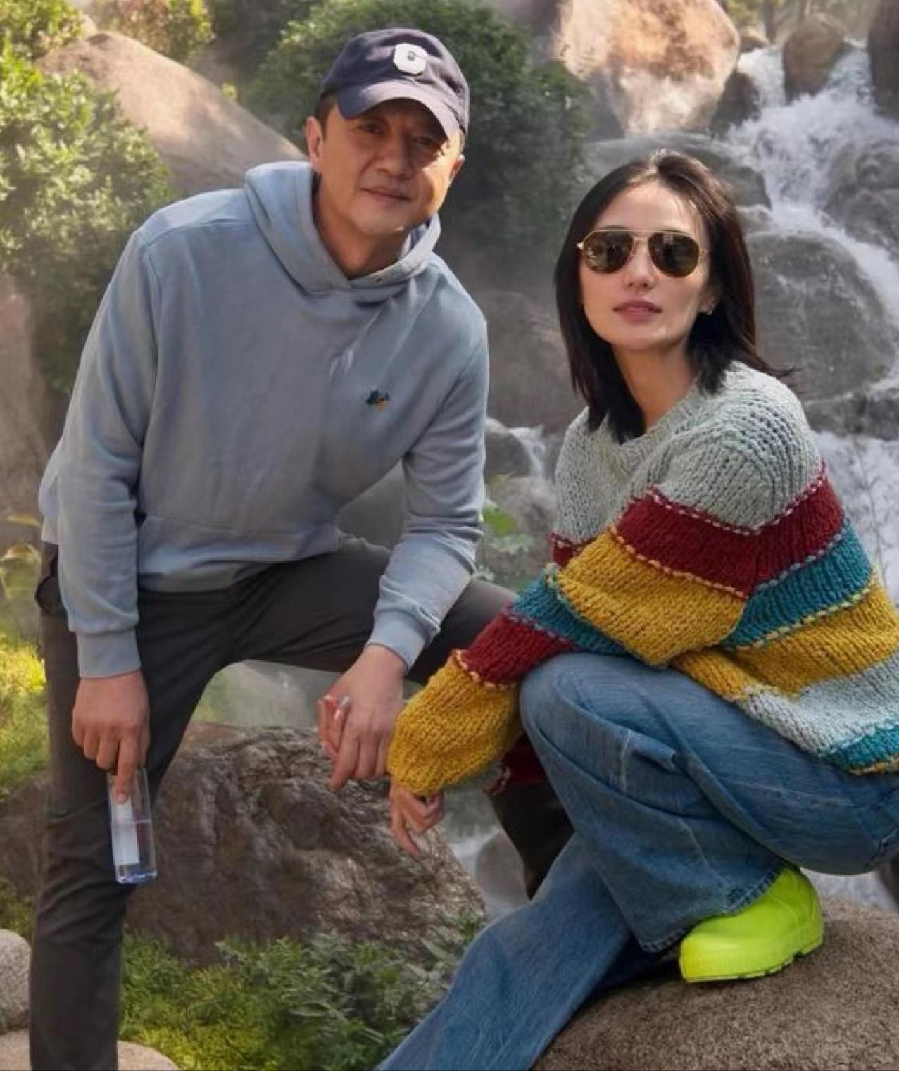 王菲带李嫣香港购物,王菲李嫣金发抢眼