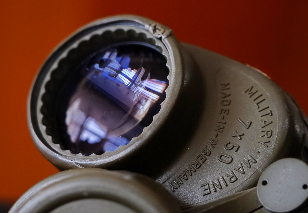 一树梨花压海棠：是*用军**望远镜好？还是名牌望远镜好？