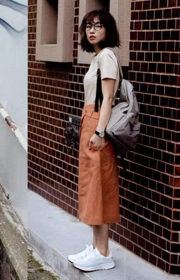 女生穿运动鞋最时尚的穿搭,白体恤怎么搭配裙子运动鞋
