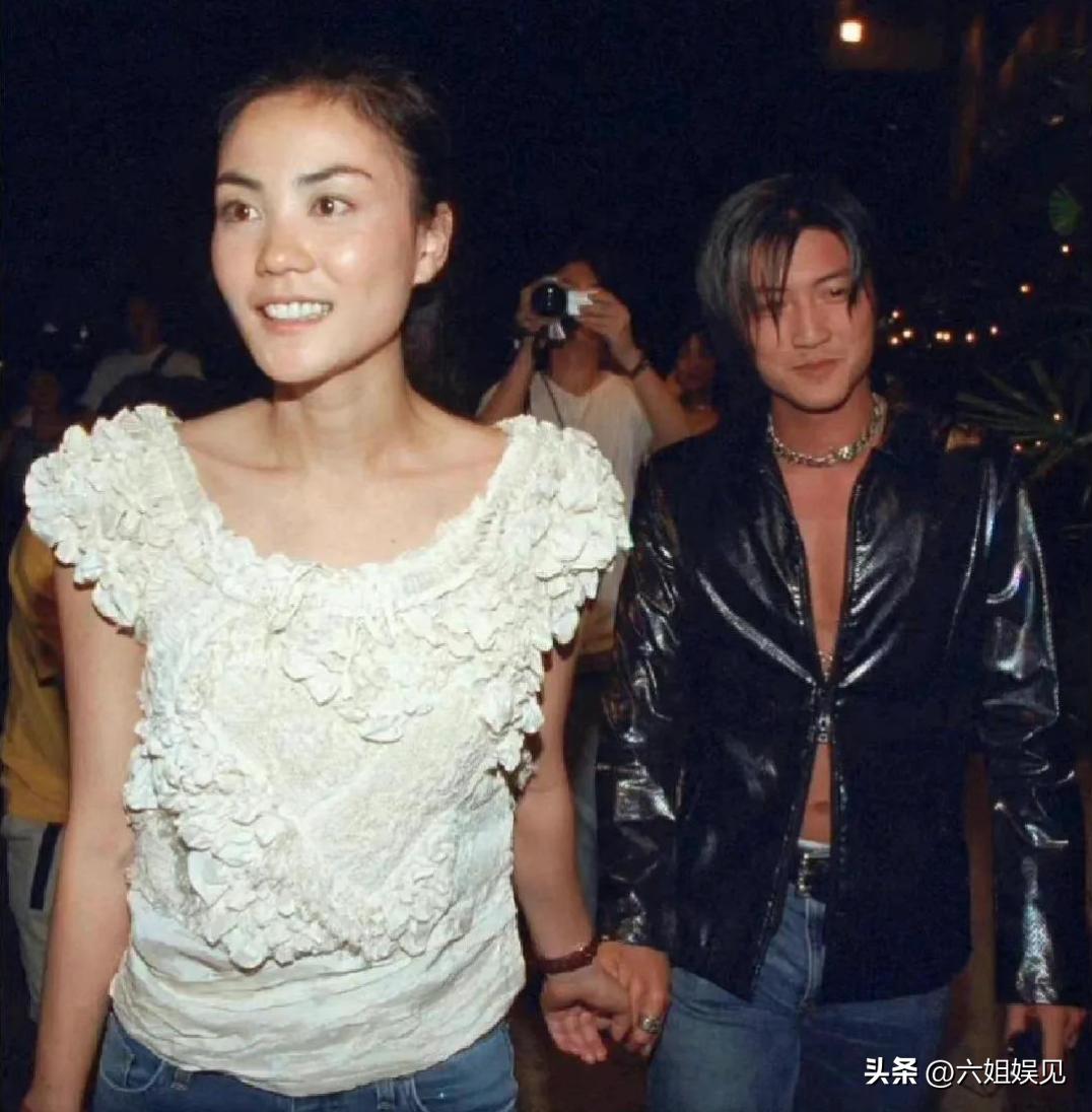 王菲谢霆锋机场牵手登上热搜采访,王菲谢霆锋高调牵手视频