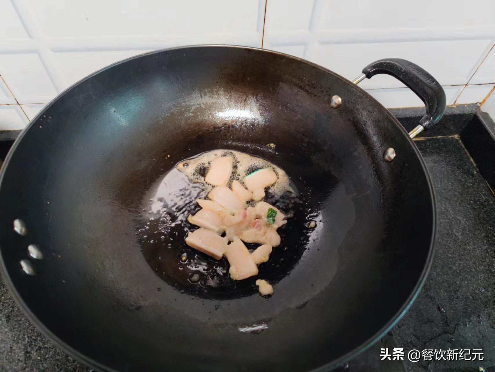 这菜是野菜中的“榴莲”，可惜很多人当草，随手一煮，营养又美味