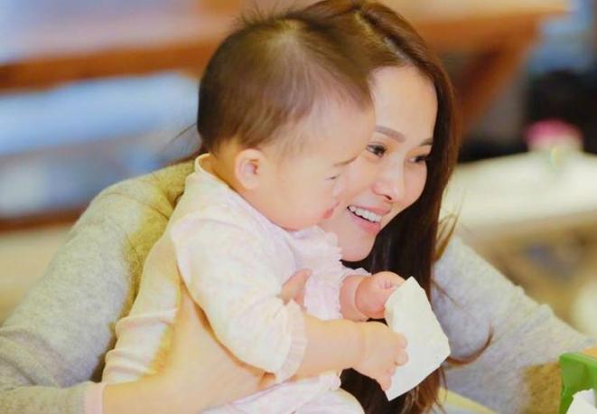 米粒被老师曝光正脸，遭网友谩骂长太丑，老师见状二度晒照很得意