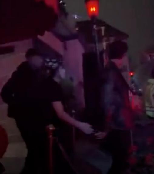 21岁天才唱作少女被曝光恋情！男友大十岁，粉丝：妹妹你图啥…