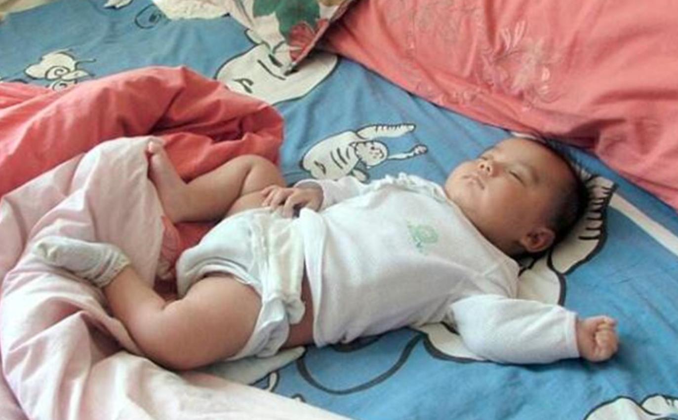 孩子睡觉总踢被子怎么办,孩子睡觉总踢被子别以为是太热