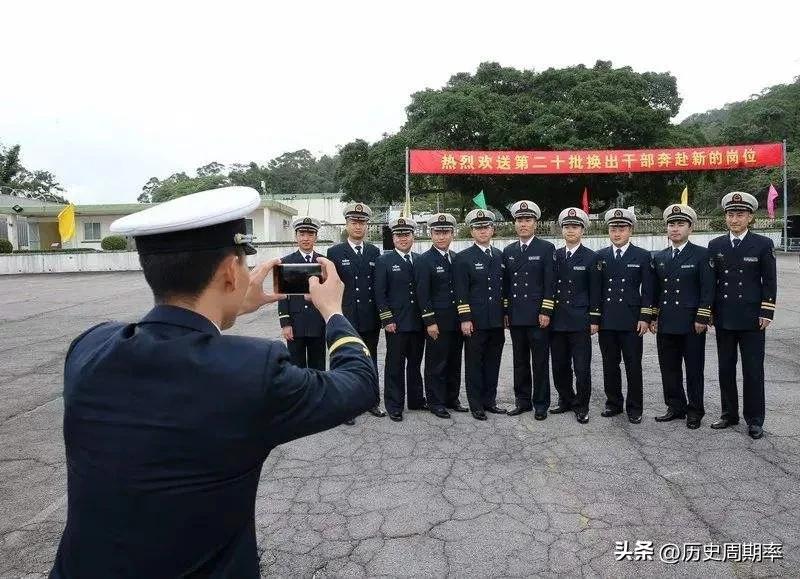 07式海军袖章是什么,中国07式陆军军服硬肩章佩戴方法