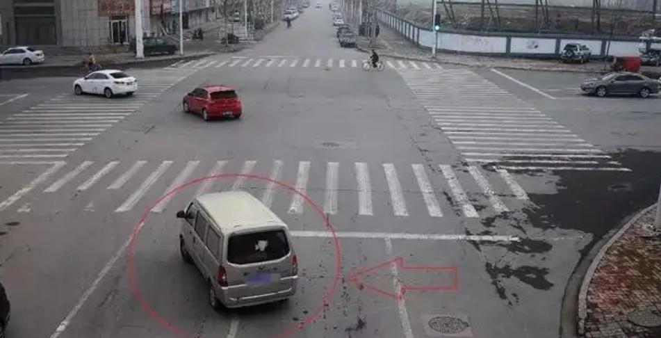 前车发生事故无法通过，后车压线变道算违章吗？再说一次，记住了