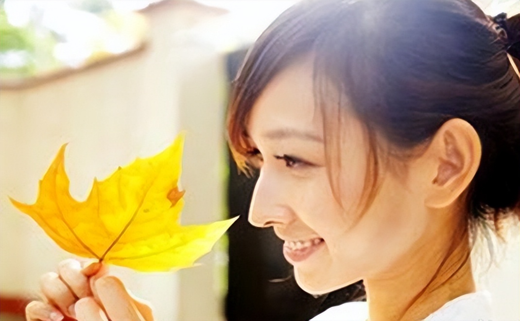 为什么头发上总是有卷卷的毛,头发是卷的眉毛是直的