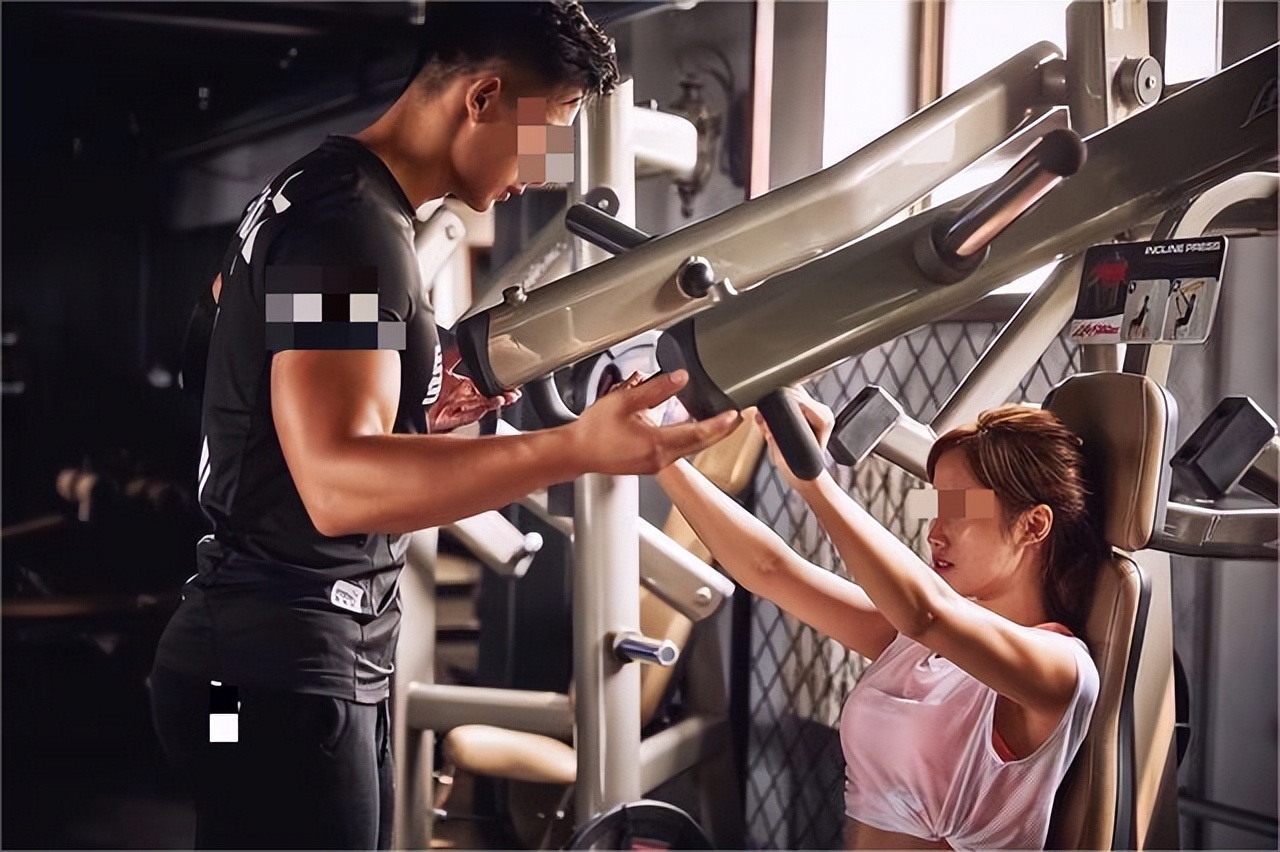 51岁大妈找24岁健身陪练引发命案,46岁大妈陪两个健身教练死亡通报