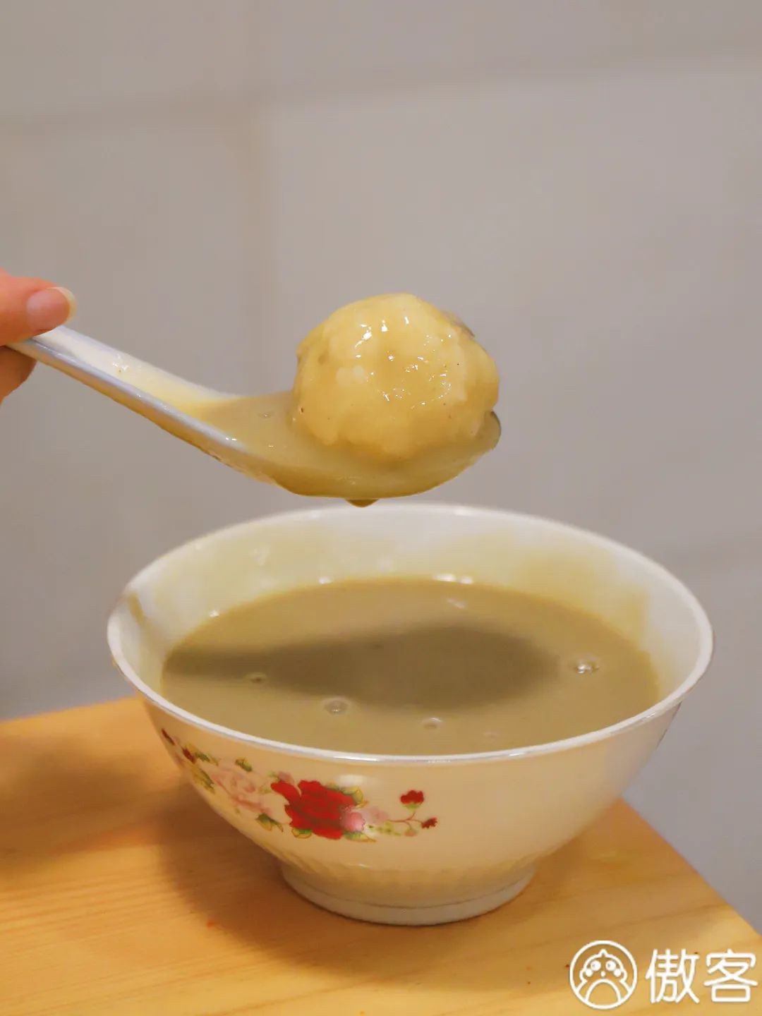 大门只够一人进的火锅店，凭6毛一签的串稳坐翠湖人气王