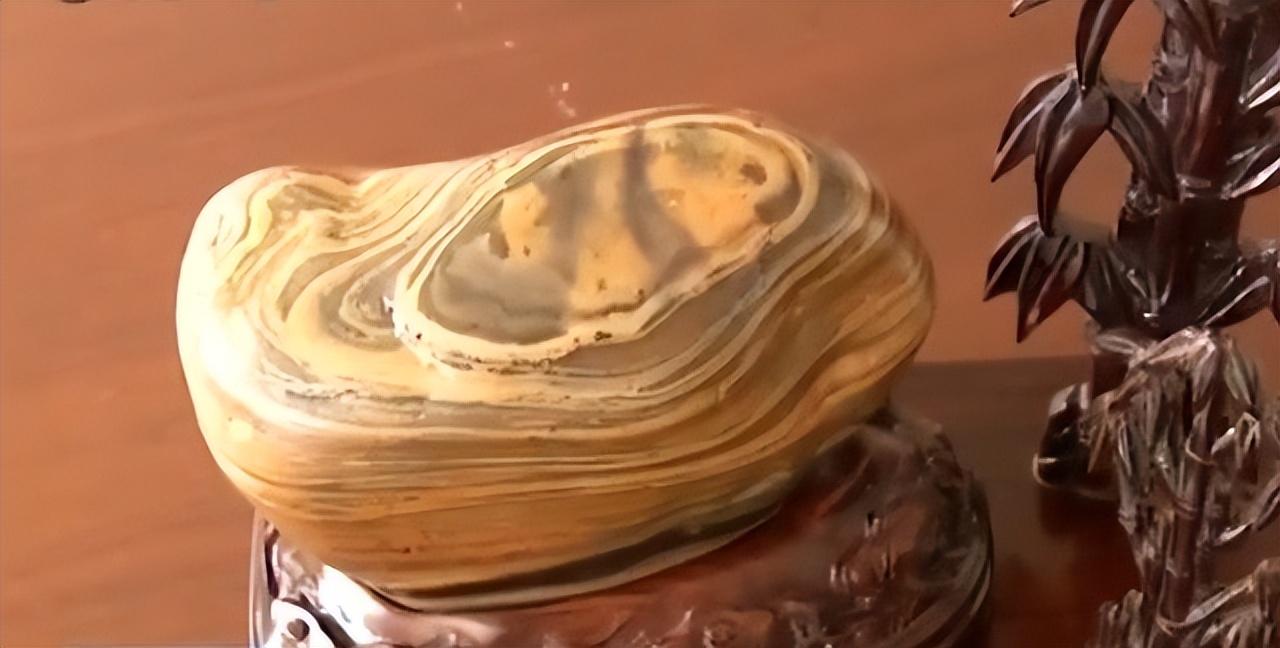 男子在河里捡到天价石头,男子散步捡到一石头价值2100万