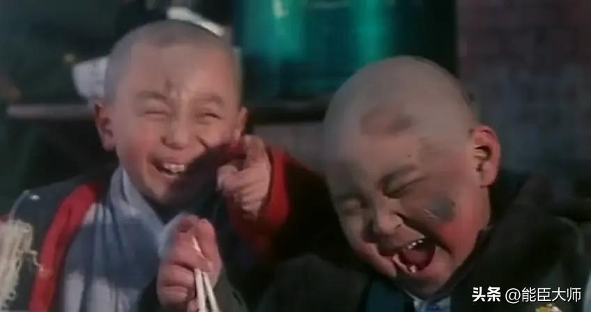 这俩小子当年有多红？不到10岁身价千万，给成龙做颁奖嘉宾