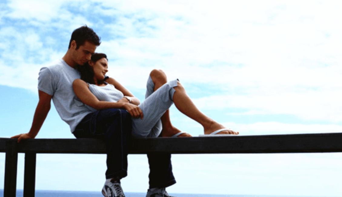 老婆偷看老公手机侵犯隐私吗,老公偷看老婆的手机算违法吗