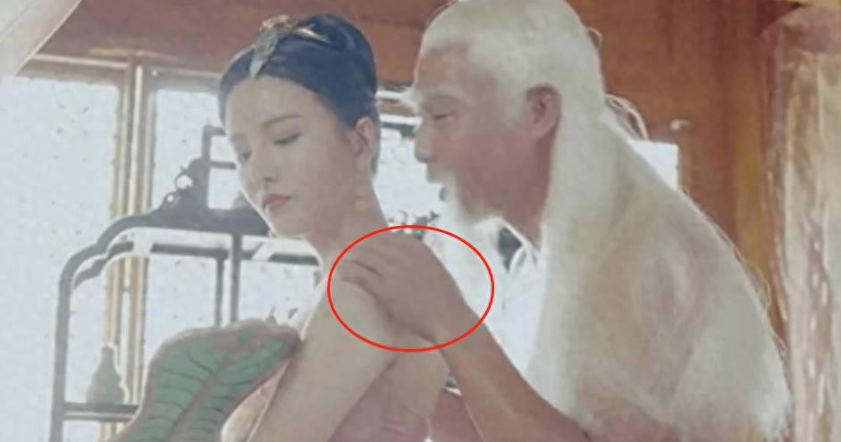 *绑捆**露大胸、无脑台词，这些“*辱侮**观众”的剧情，真把观众当傻子