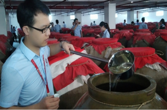 售价不到10块的大乌苏，不过是“工业水啤”，却年销10亿瓶，凭啥