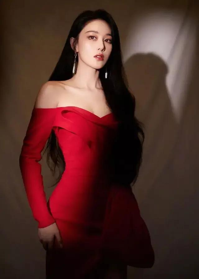张馨予红色旗袍曼妙身姿,张馨予红色旗袍秀曼妙身姿