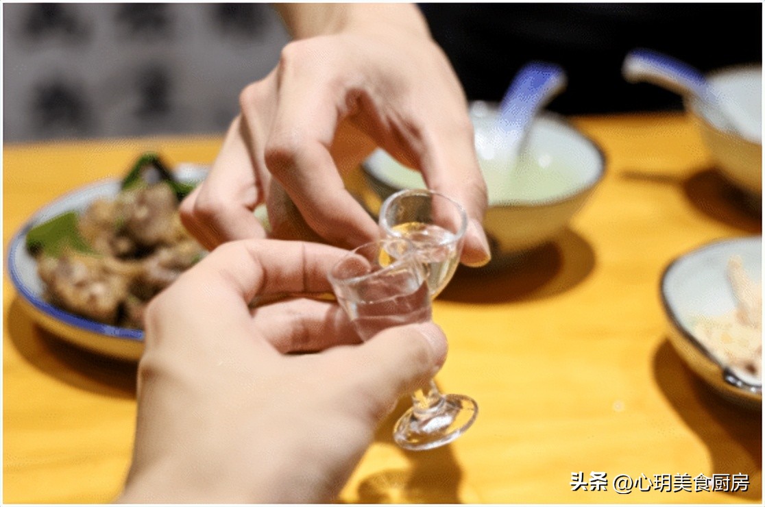 喝完酒口干舌燥喝水不解渴,为什么喝完酒口干舌燥一直喝水