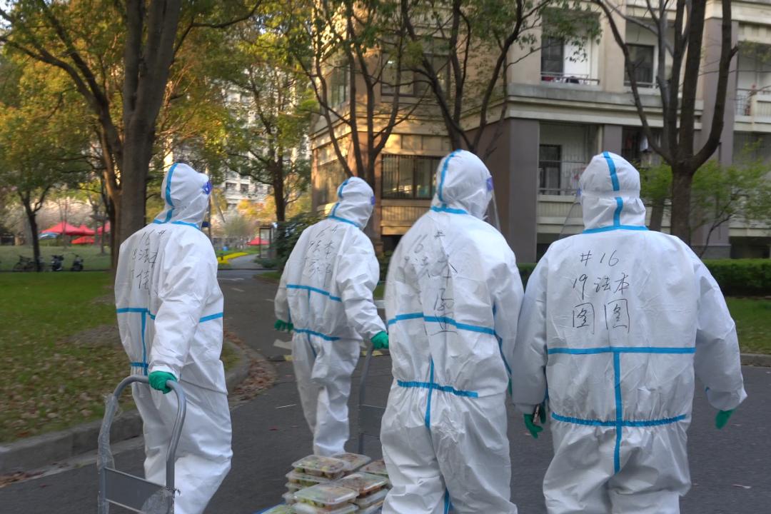 他们的名字叫寝室长、楼层长、楼长和总楼长！推车声、敲门声，带来饭菜的香气｜同心抗疫，共担风雨