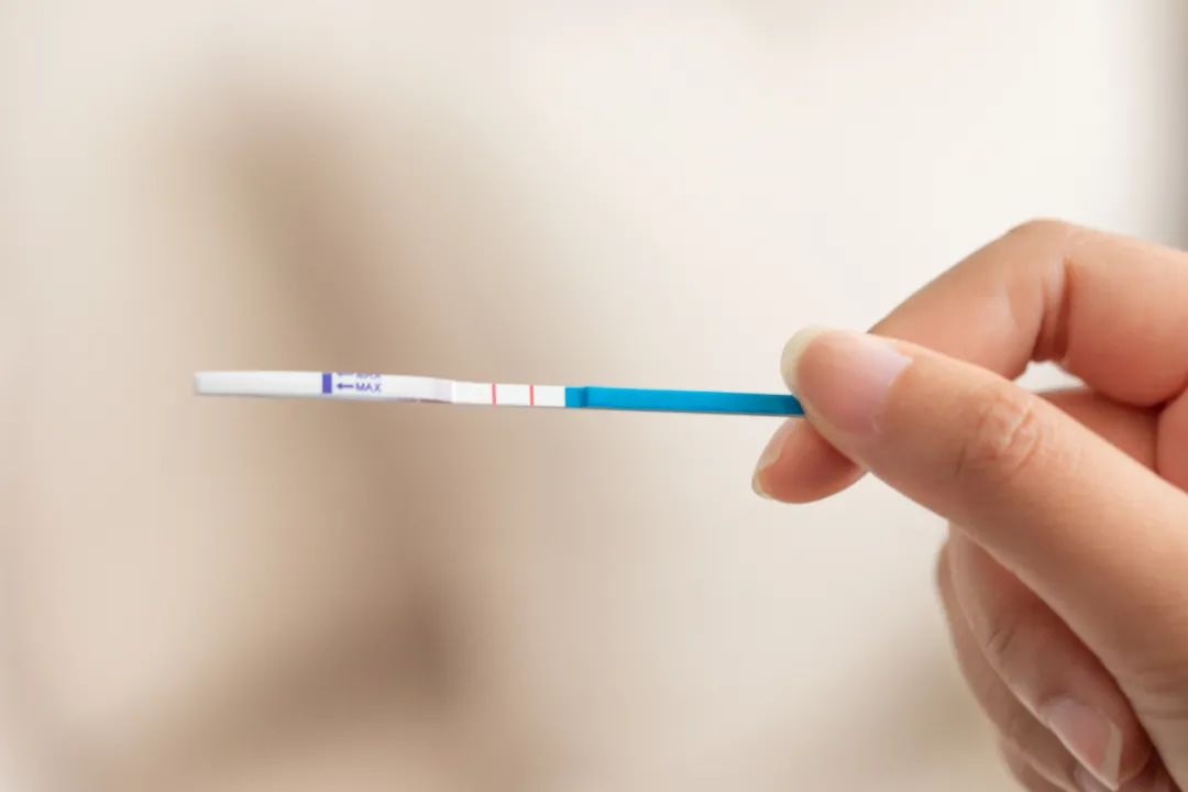 月经推迟多少天能测得出来怀孕,怀孕多久试纸可以测出来两道杠