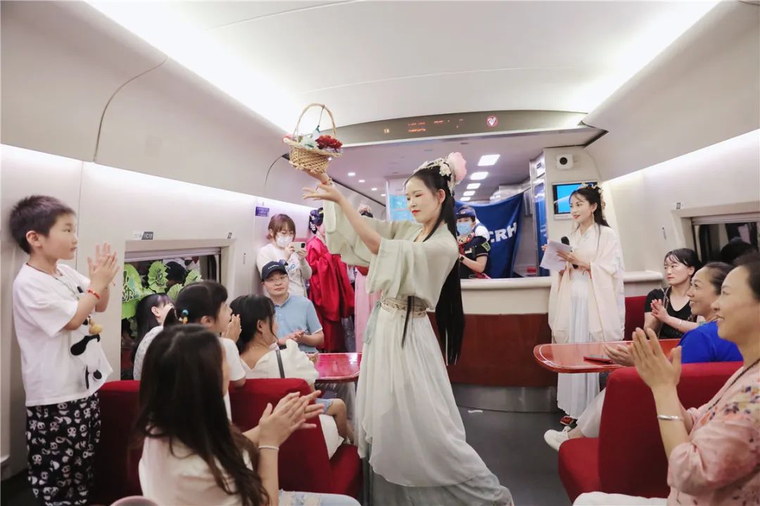 动车上的沉浸式端午诗会，你遇到了吗？