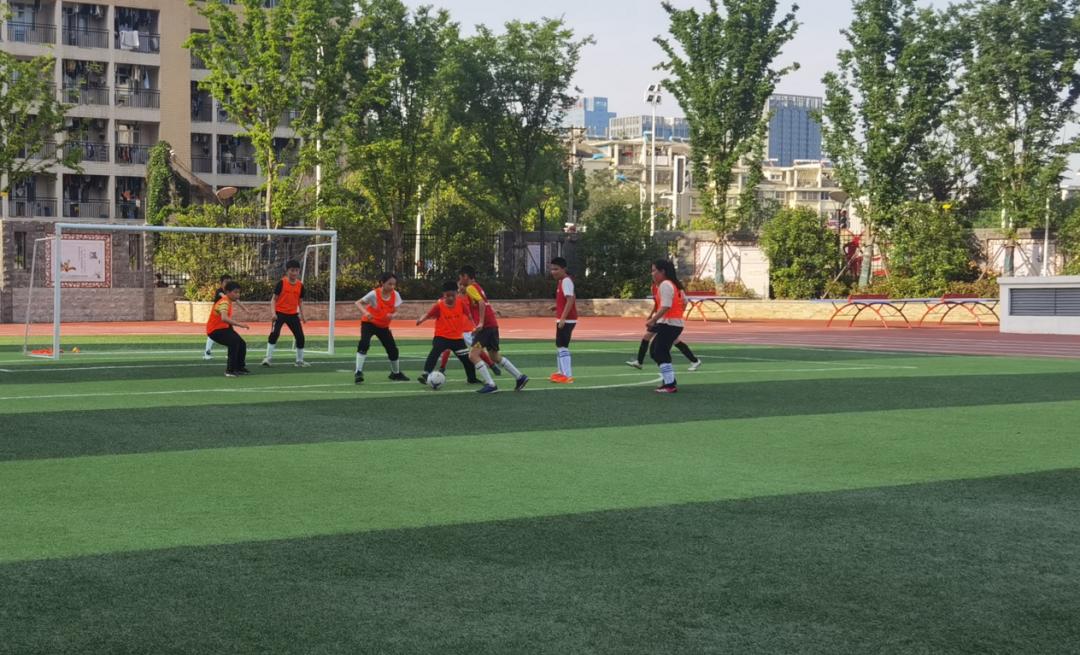 共同参与共同进步,我和足球共同成长手抄报