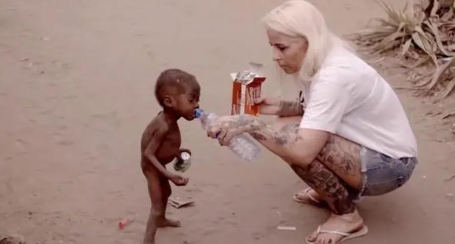 2016年，那个被白人美女喂水喝的非洲男孩，6年后的他怎么样了？