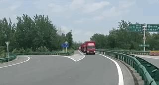 京东3246名快递小哥援沪,援沪快递小哥深夜拿着行李