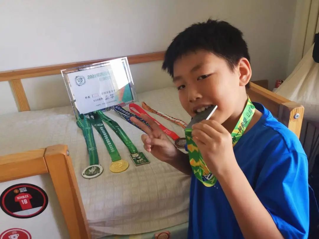 曾经躲在身后的小孩长大了,曾经躲在父母身后的孩子长大了