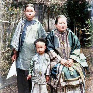 日军*行暴**照片，女子脱衣服让日本人拍摄被*辱侮**致死，惨死野外4