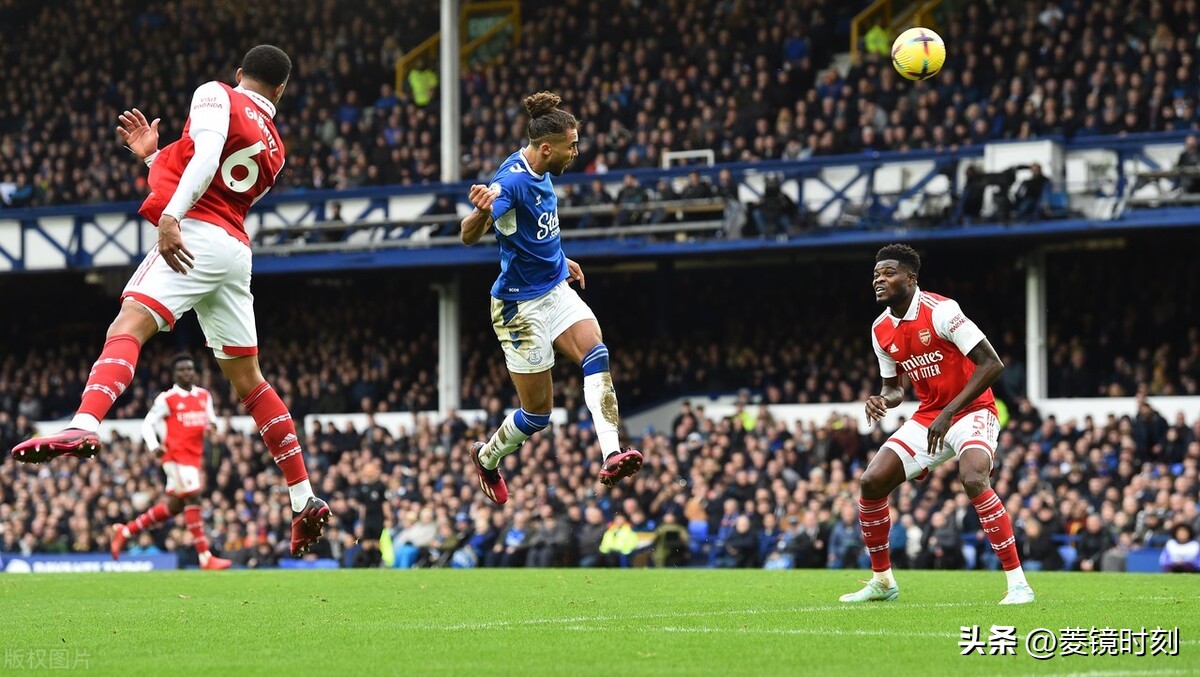 英超最新积分榜:曼联2-1排第3,纽卡战平排第4,利物浦0-3排第10