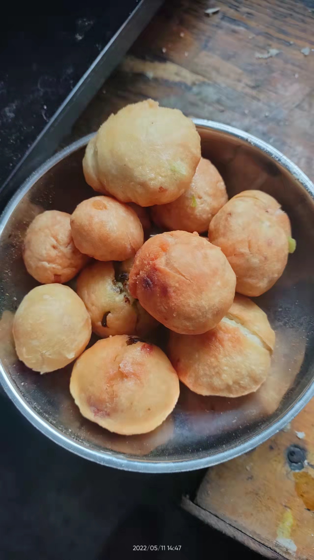 男子炸丸子,油炸火锅丸子爆炸