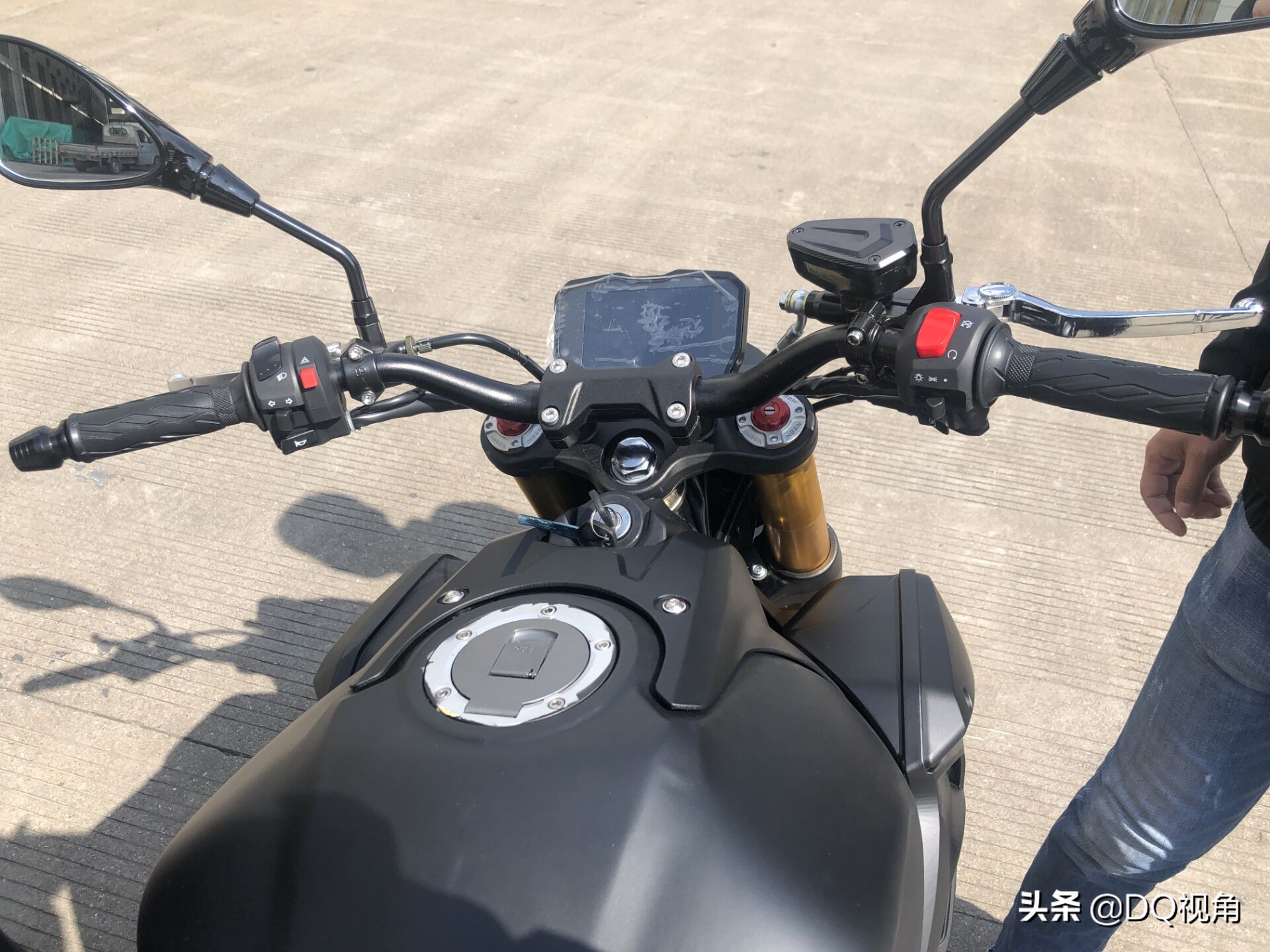 796cc水冷四缸最大117马力，嘉爵800复古街车，高配版KYB减震