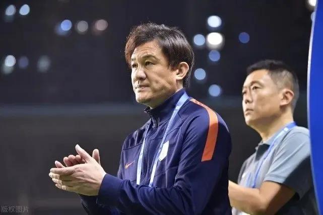 中超现象：教练看着球员脸色在比赛