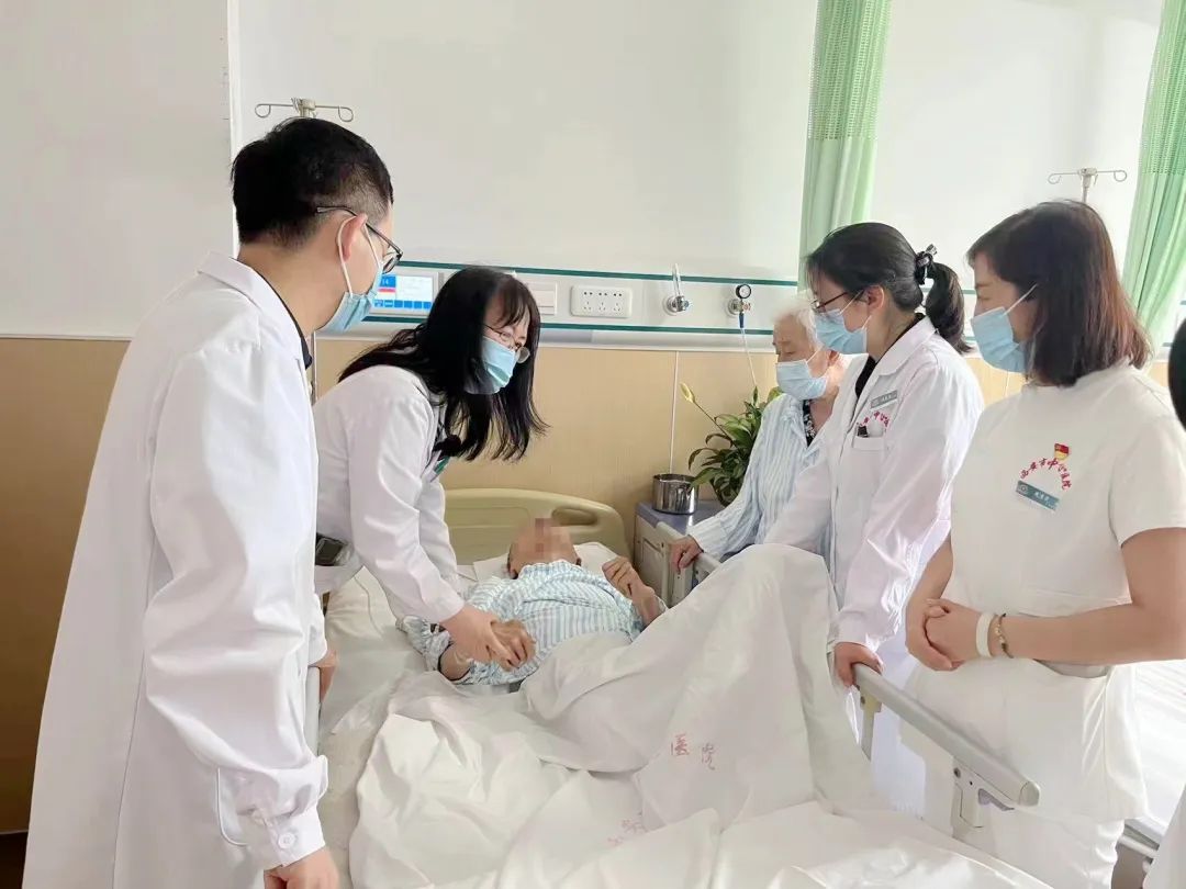 伟大母亲的故事,一个伟大的母亲感人视频