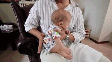 预防新生儿月子期间吐奶的方法,宝宝吃饱后怎样预防吐奶睡觉