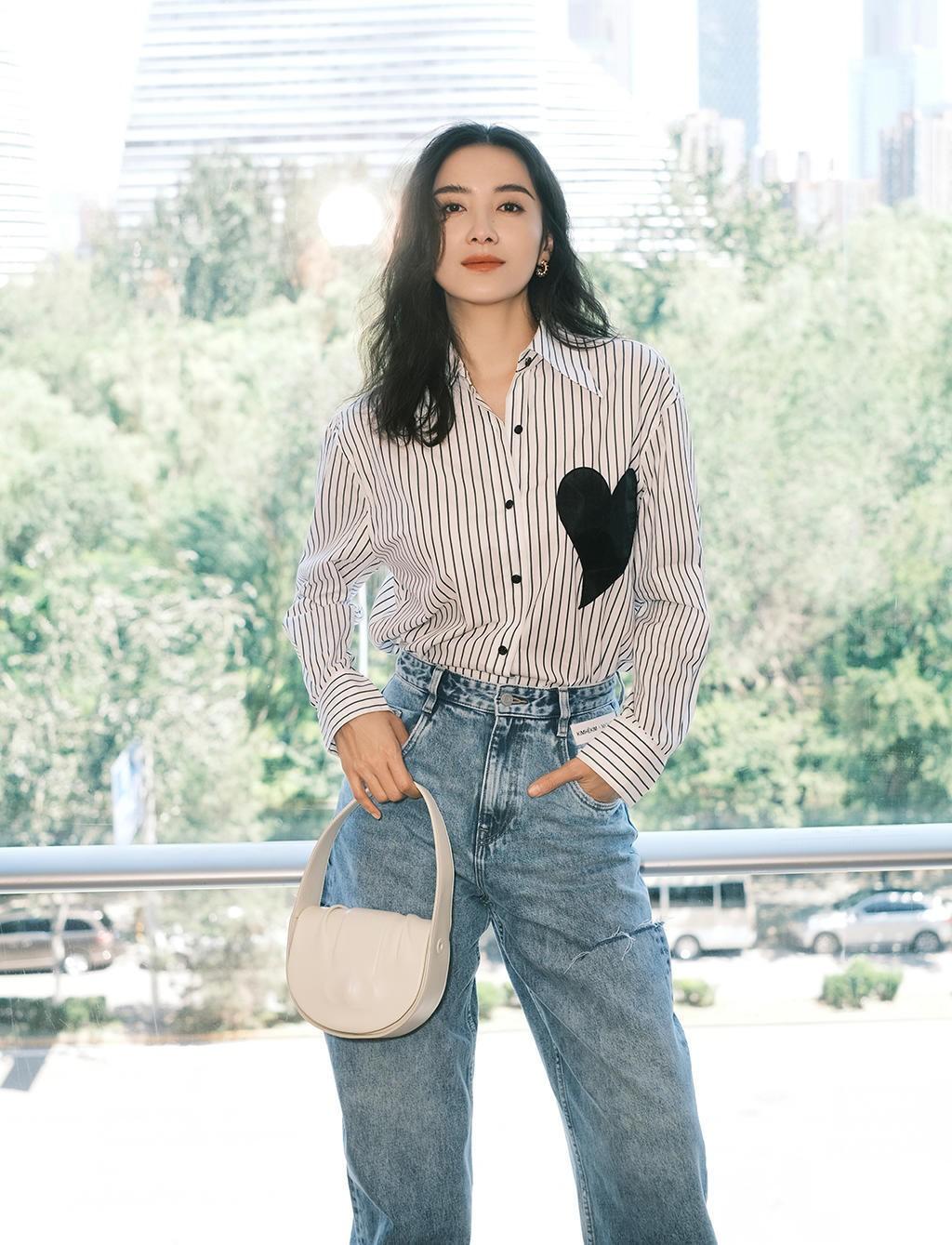 春款时髦牛仔裤怎么搭配,秋冬款彩色牛仔裤搭配