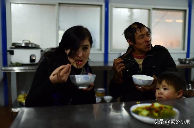 外国美女嫁45岁工地大叔,外国姑娘爱上45岁农民工