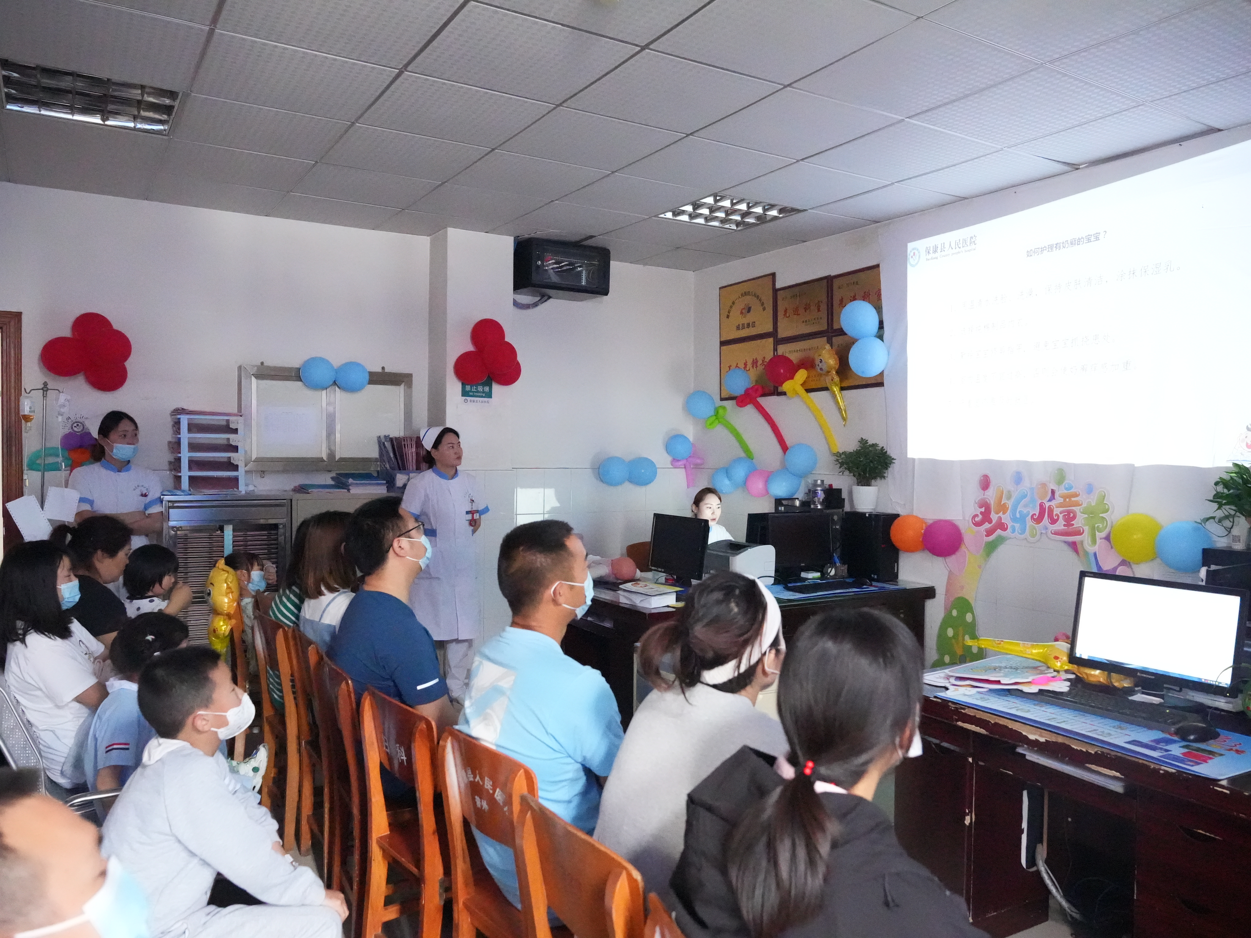 儿科门诊输液室欢庆六一,六一儿童节儿科病房里的快乐童年