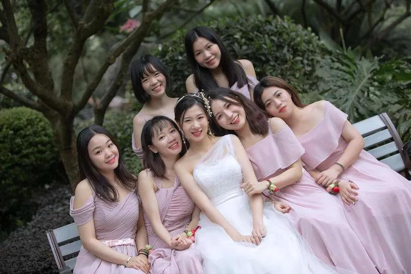 职业伴娘月入过万,00后女生做伴娘赚翻了