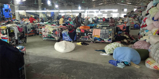 中国旧衣服出口非洲，1月销售1万吨！为何非洲人偏爱中国衣服？