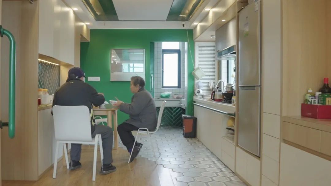 家里老人摔倒该怎么办,家里老人跌倒了买什么东西比较好