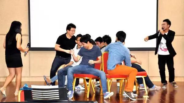 适合大人们玩的团建游戏,团建趣味新游戏