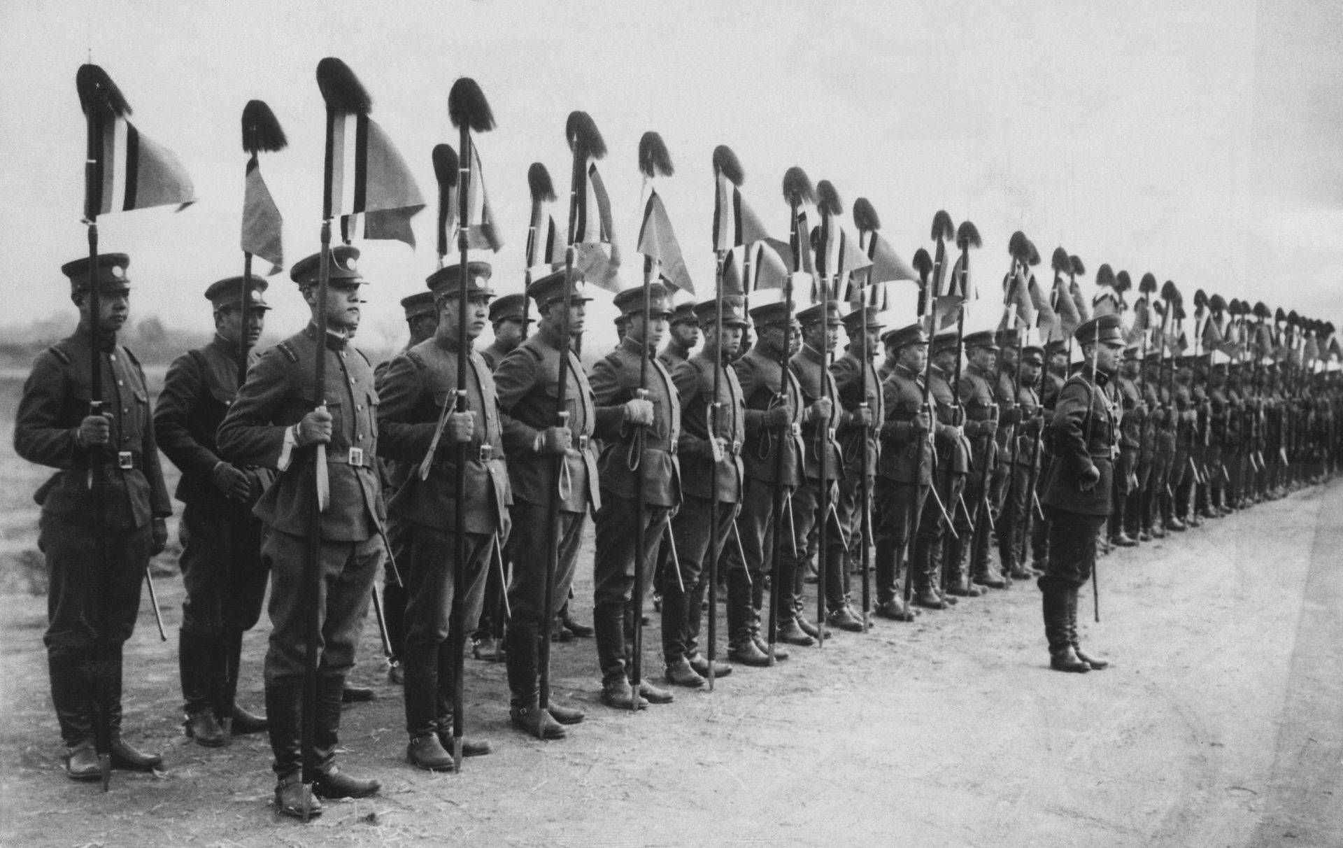 在“满洲国”登基，溥仪只能称“执政”且不能穿龙袍