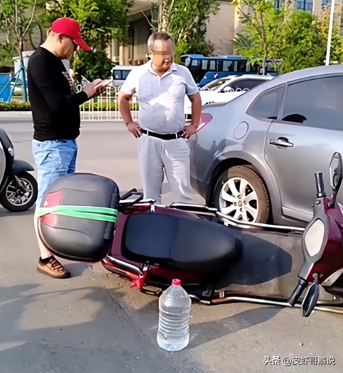 车停路边收费被人撞了咋赔,车停路边被骑车人撞上了哪个错