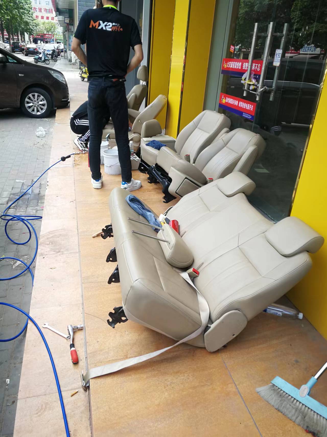 如何清洁汽车内饰灰尘,清洁汽车内饰最好方法