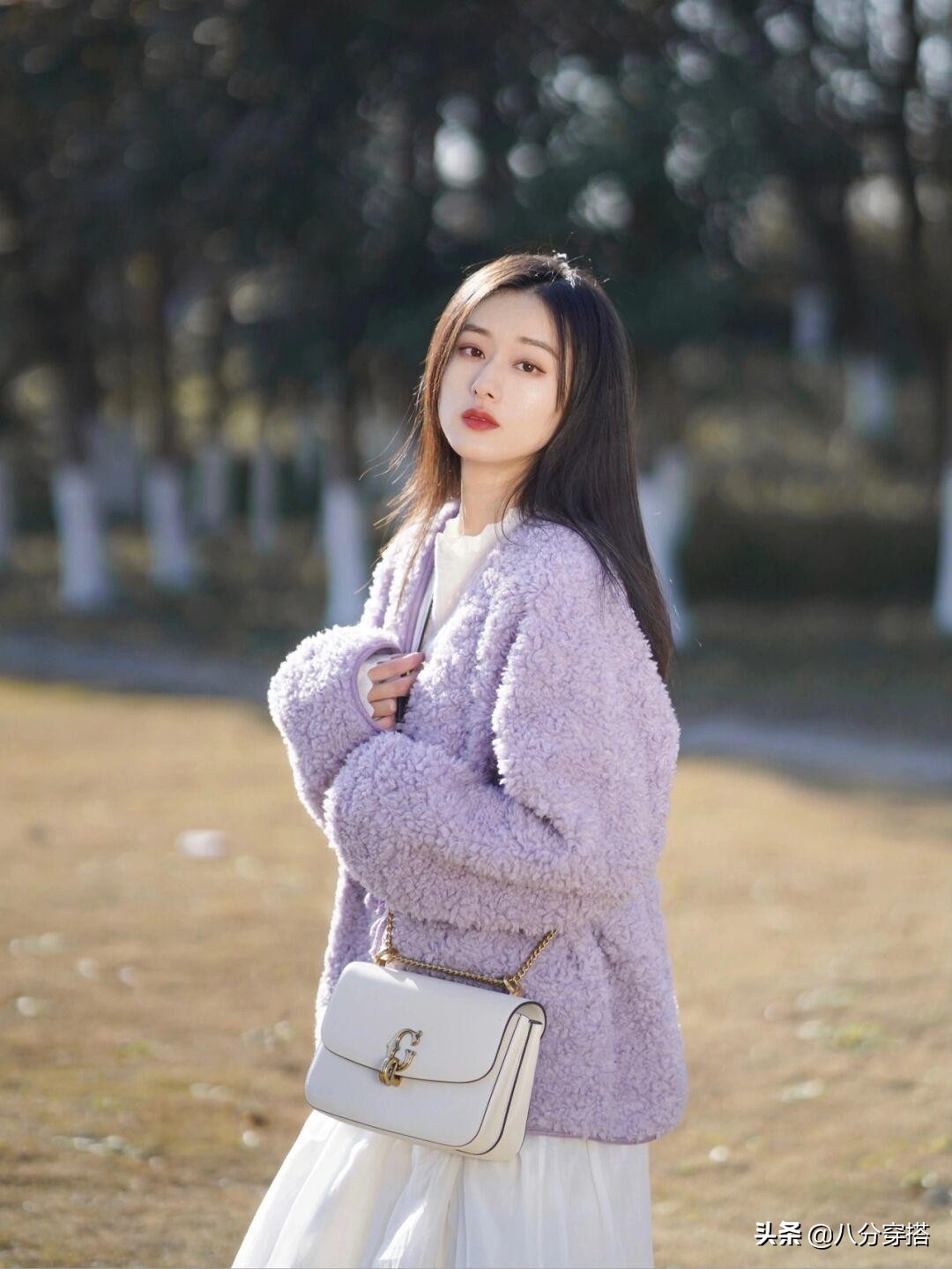 今年最火的羊羔绒外套,羊羔绒外套冬季温柔系穿搭