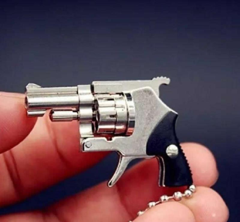 厦门一男子因贩卖枪型钥匙扣被抓,男子售卖钥匙扣