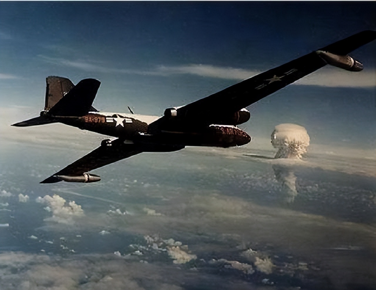 1962年,毛主席见到导弹部队的英雄岳振华,连说了三次“打得好”